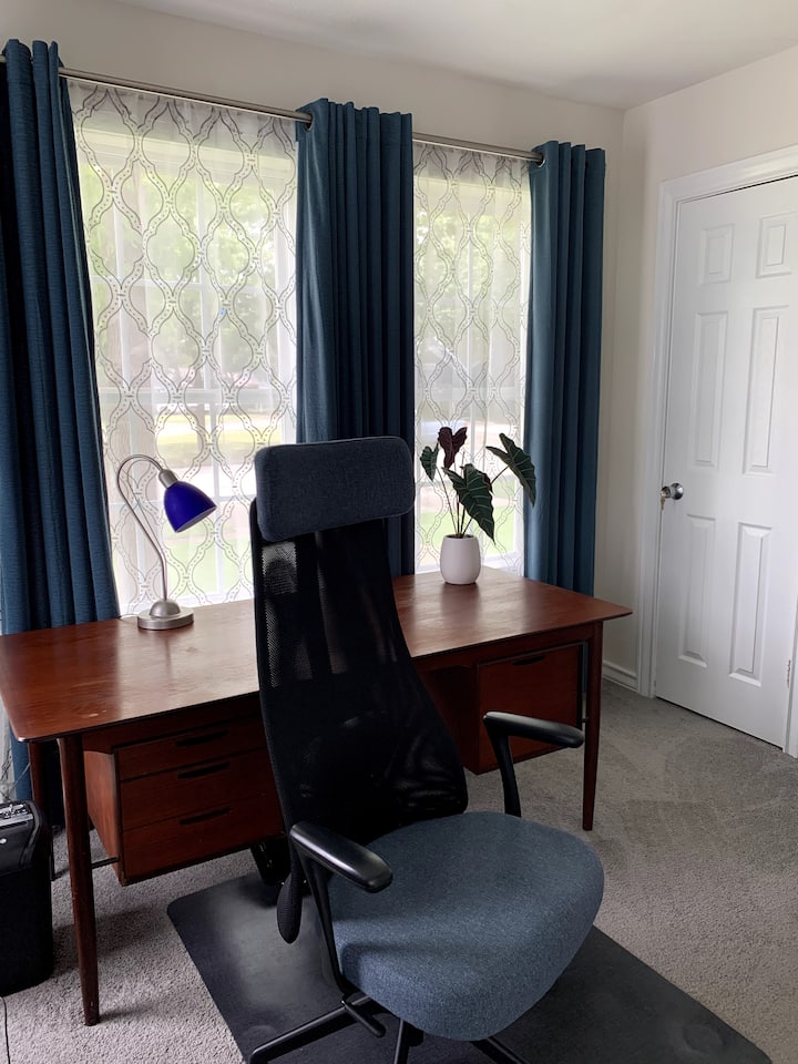 办公室/备用卧室设有丹麦古董硬木柚木书桌。 