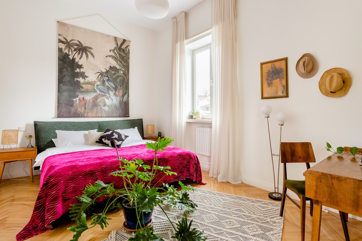 Krevat dopio "king" me dyshek dhe shtroja cilësore të hotelit dhe 4 jastëkë. Grilat e errëta dhe njësia e aircon.