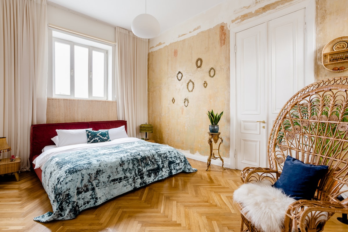 Krevat dopio "king" me dyshek dhe shtroja cilësore të hotelit. Grila të errëta.