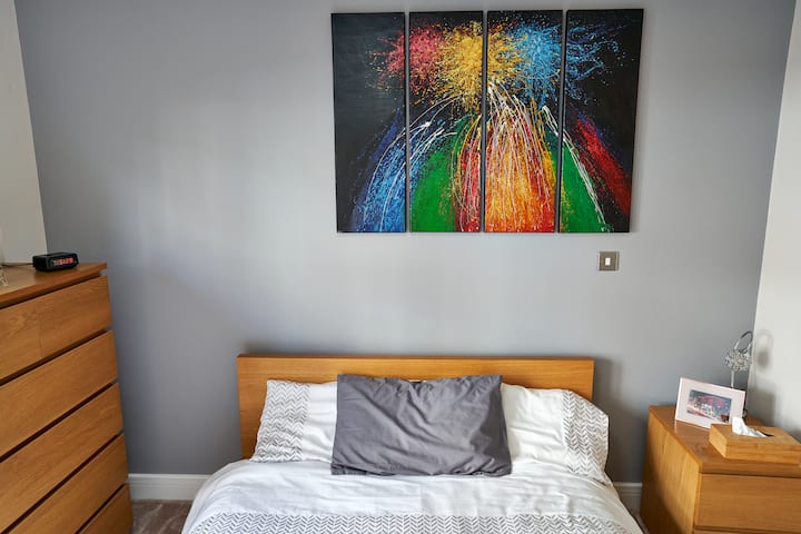 אמנות נהדרת כדי להאיר את המקום. יש הרבה אור בחדר השינה הזה. כל המצעים עשויים 100% כותנה.