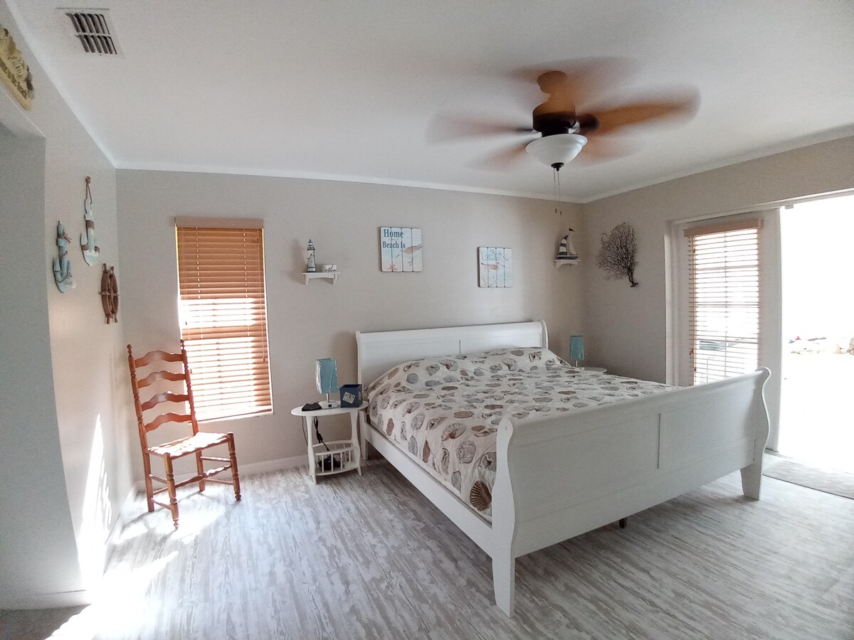 Მთავარი საძინებელი. საწოლი 193 × 203 სმ.