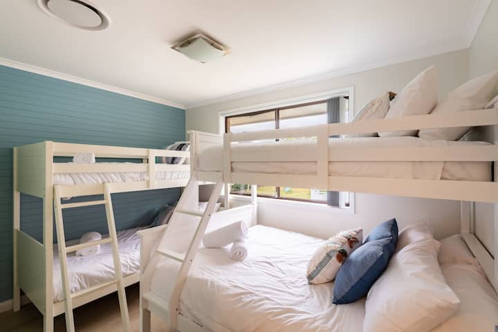 Let the kids enjoy fun holiday sleepovers in the bunk room with Double/Single & Single/Single combination beds. The Double caters for an adult couple but single bunks are only recommended for children. Featuring built in robes & ducted AC