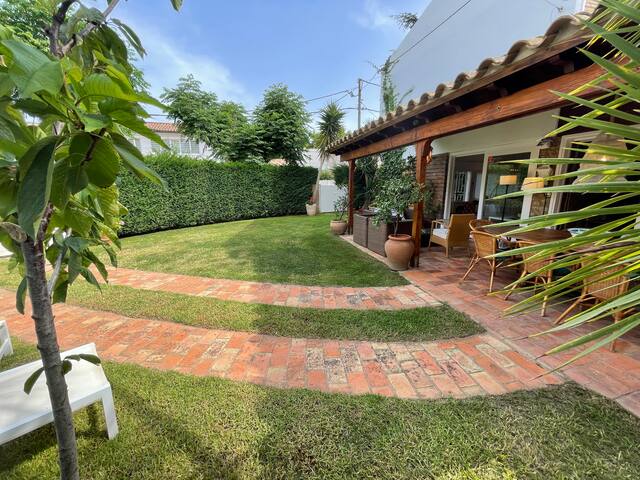 CASA CON ENCANTO con JARDIN a 400 mts de la PLAYA gallery image 2