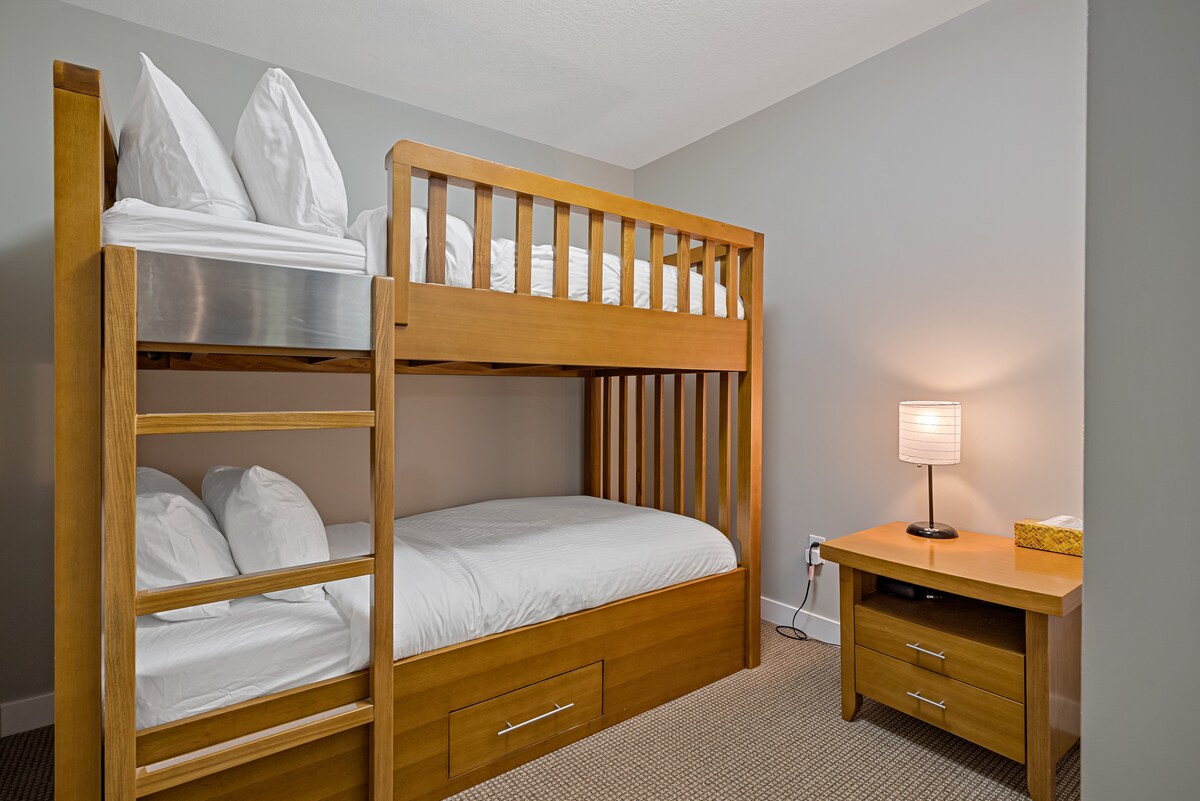 חדר השינה של האורחים שלנו עם מיטת קומתיים זוגית