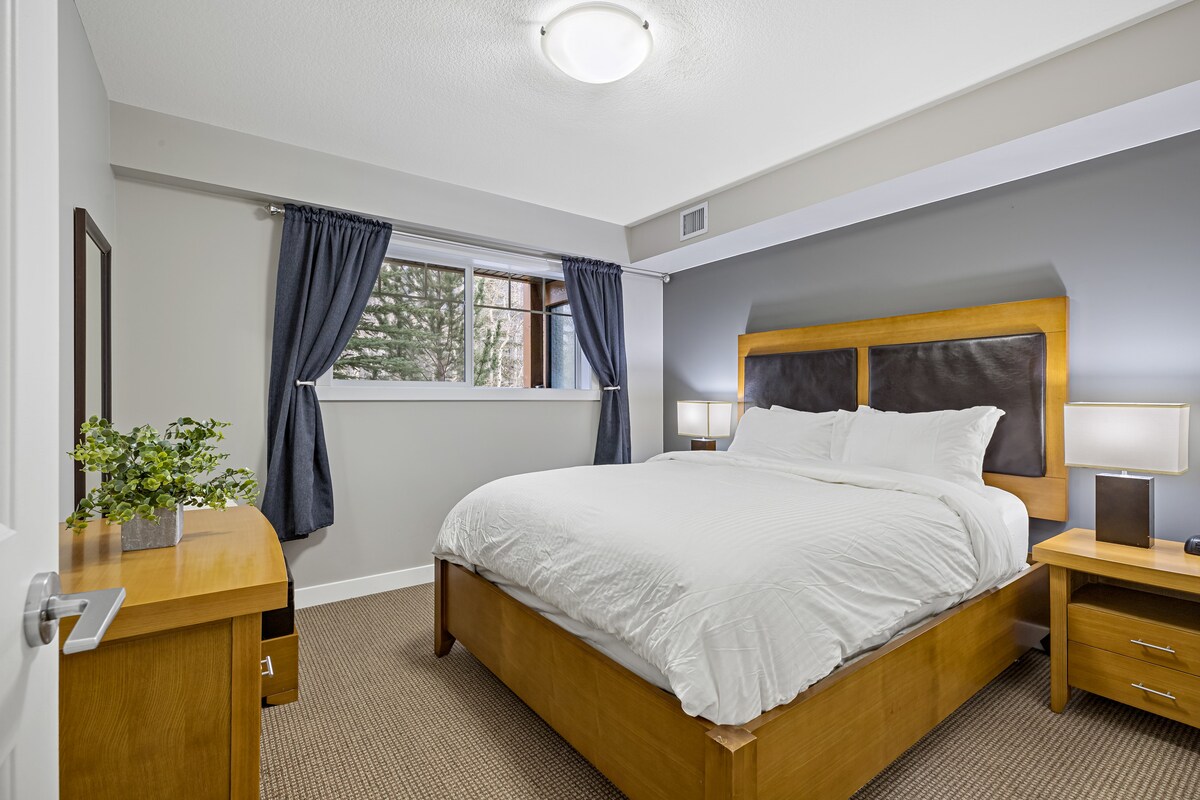 מיטה זוגית בחדר השינה הראשי