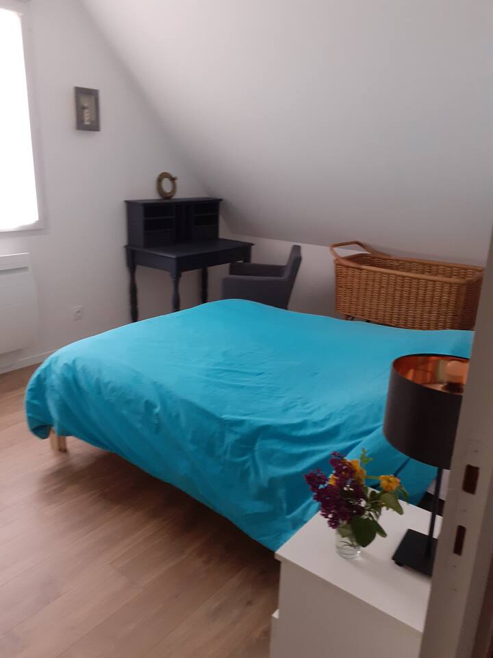 Spálňa číslo 3 s manželskou posteľou a detskou postieľkou