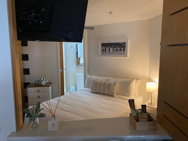 חדר שינה עם מיטת קווין סייז. כולל טלוויזיה וחדר רחצה צמוד.
