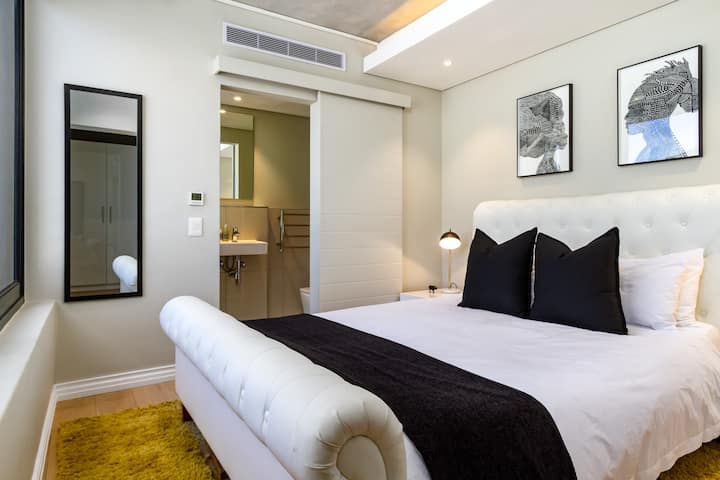 Segundo dormitorio con inodoro privado y ducha.