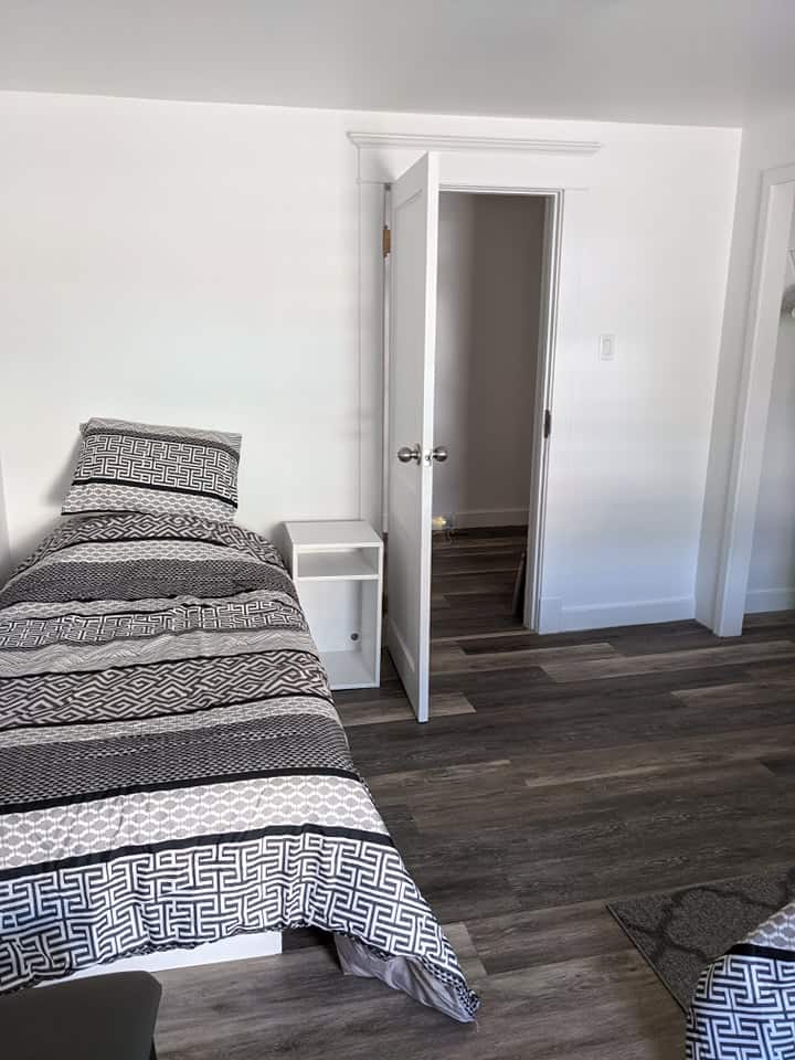 Spálňa 4 s manželskou posteľou a jednolôžkom