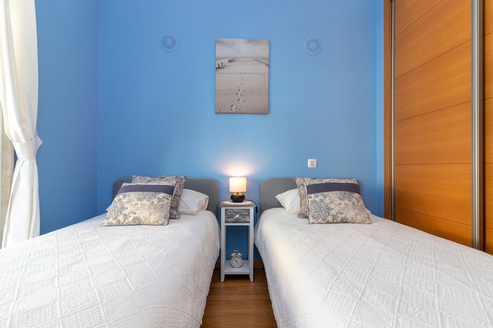 Plava soba s dva kreveta veličine 90 x 200 cm s izlazom na glavnu terasu