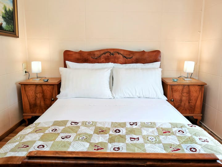 El segundo dormitorio con cama doble en el piso superior.