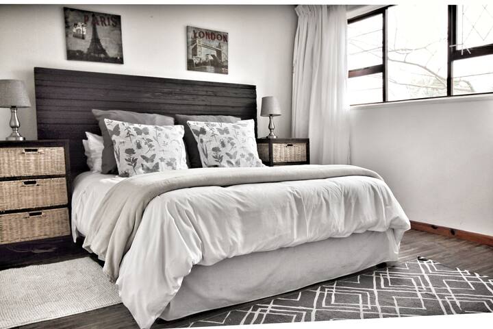 La camera principale ha un letto matrimoniale con biancheria sempre pulita e disinfettata. 
Gli interni del piumino e i cuscini vengono lavati regolarmente a Jik.  C'è un armadio a muro con un comodino, una stufa a parete montata e un ventilatore portatile.