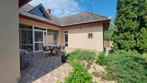 Vintage apartment Hajdúszoboszló.
500 meters from the bath, family house. Bakery, abc, tobacco shop right next door.