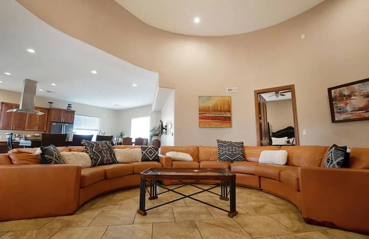 Amazing Spacious Castle House! - Los Lunas, NM