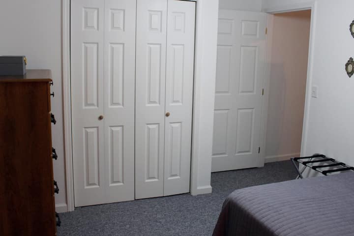 Mucho espacio en el armario.  Fogón, plancha/plancha y ventilador adicional en este armario. ¡Vestidor grande!