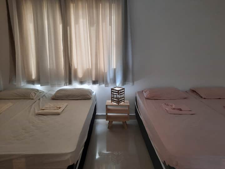 Спалня 1 - Стая със самостоятелна баня, където е възможно да се настанят две двойки. Тъй като е възможно да се разделят леглата, в тази стая е възможно да се настанят и двойка и един човек, или трима самотни души.