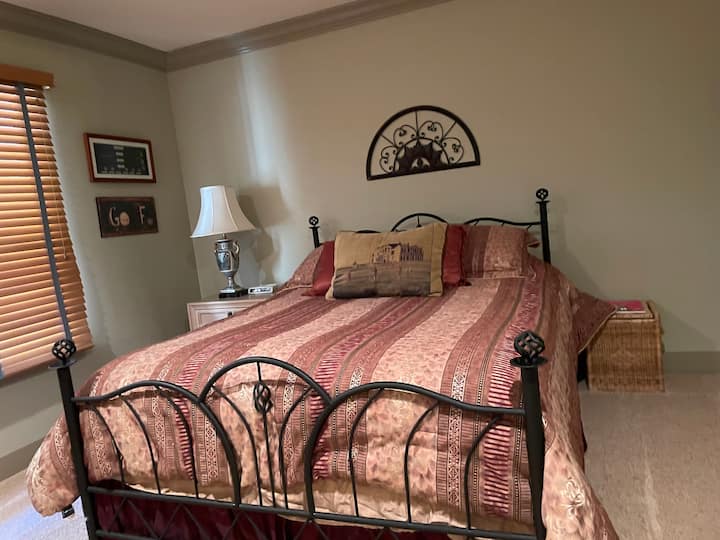 Სტუმრების საძინებელი №1
საწოლი 152 × 203 სმ, კარადები