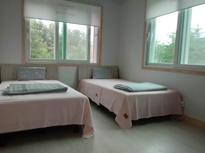 Cuando te despiertas con el sonido de los pájaros de montaña cantando en una habitación con dos camas, y cuando abres la ventana, puedes oler el olor de los pinos y las flores silvestres.  