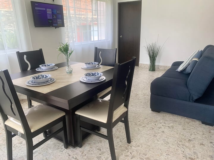 Всекидневна с трапезария с 4 стола и 50-инчов смарт телевизор с (Netflix/Prime, Roku)