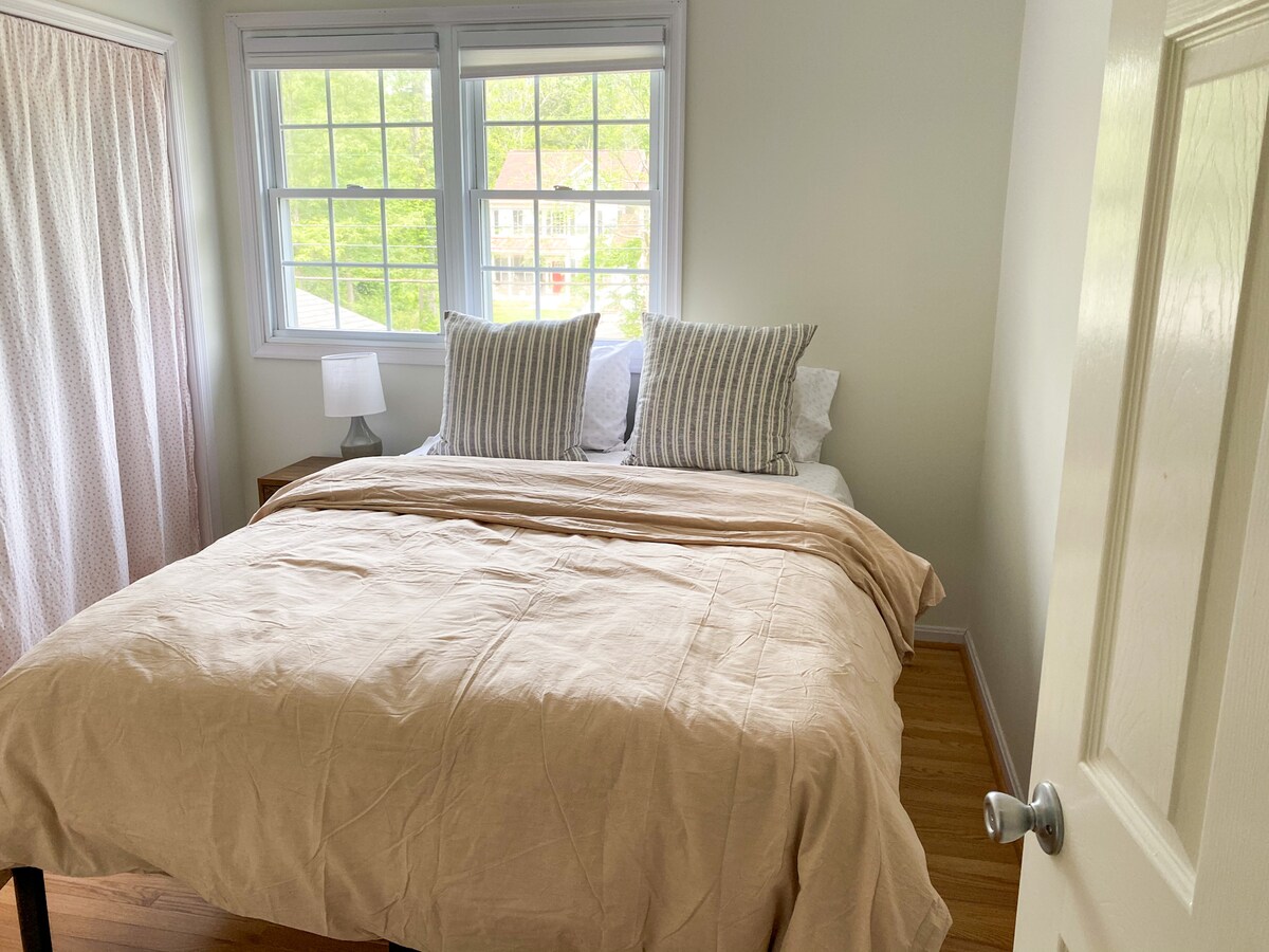 تحتوي غرفة النوم رقم4 (الطابق العلوي) على سرير بحجم كبير. 