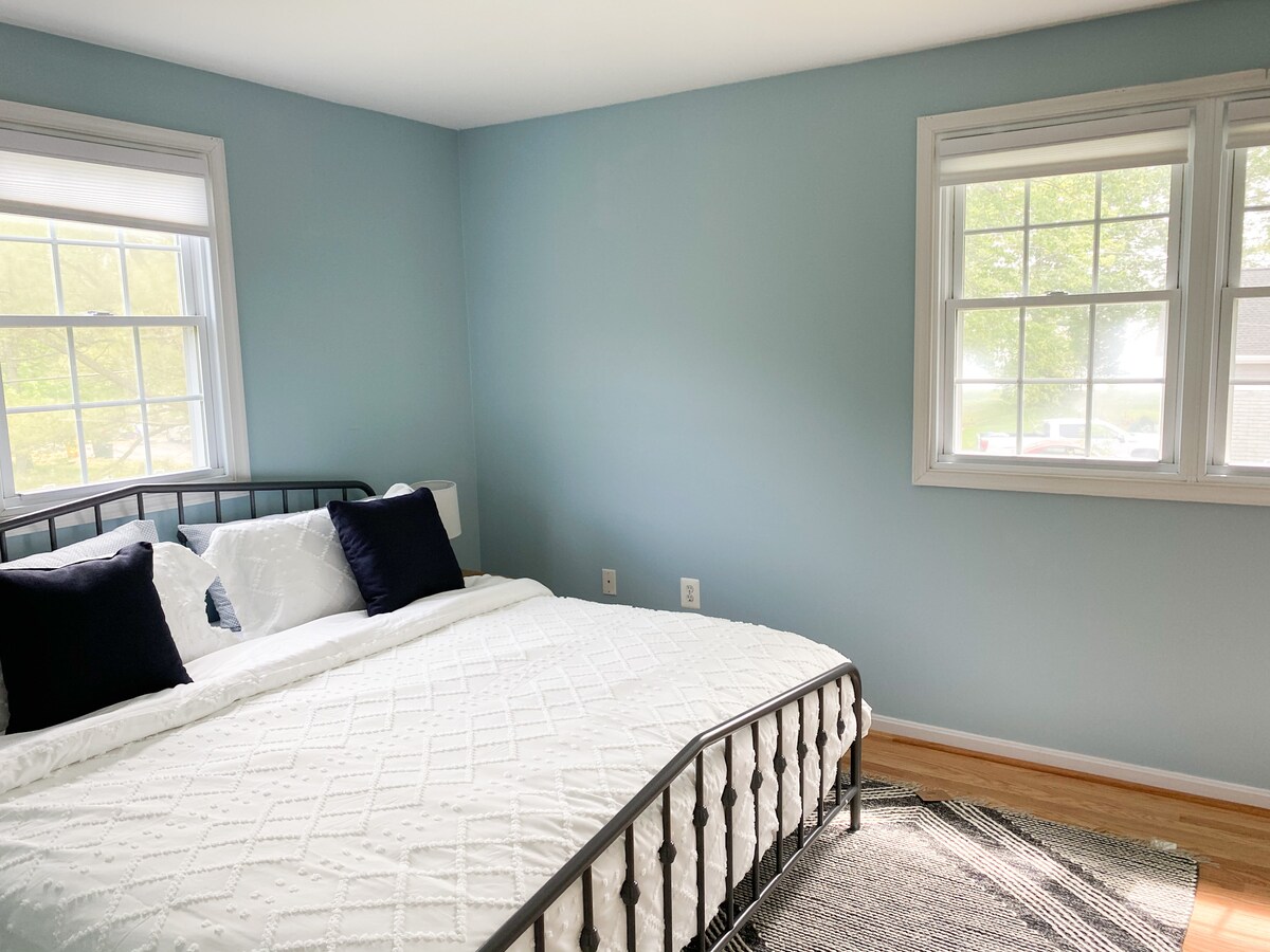 يحتوي جناح المالك على إطلالات على المياه وسرير كبير وخزانة ملابس.