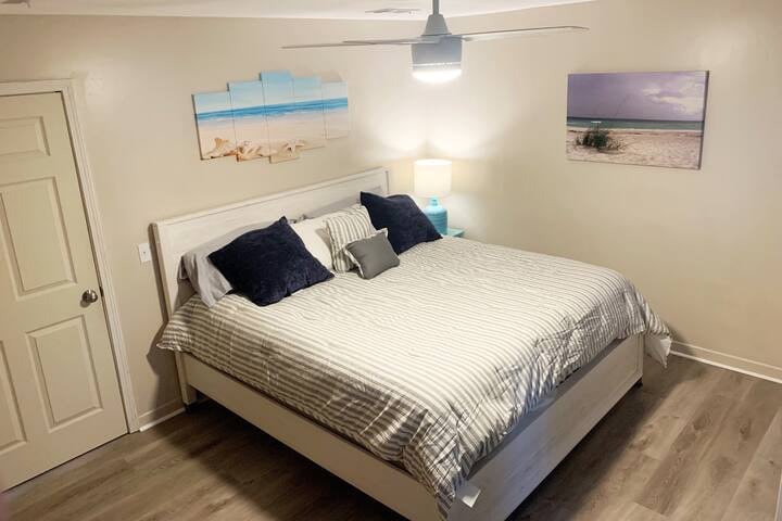 Master Bedroom (King Bed)