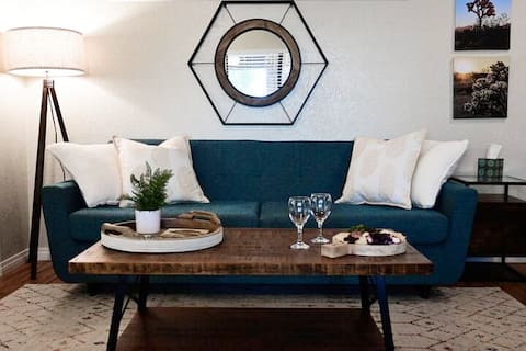 ⭐Mid-Century Feel⚡Wifi⭐Cal-King  Bed✔Long Stays