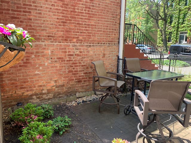 Cheryl’s on Sheffield! 3 bedroom in Lincoln Park.