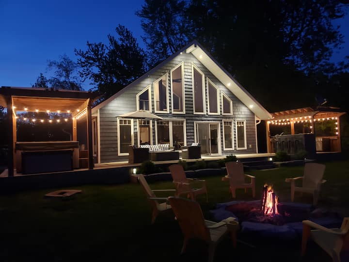 Chateau - Blue - Private - Modern - Cozy - Cottage - Peterborough