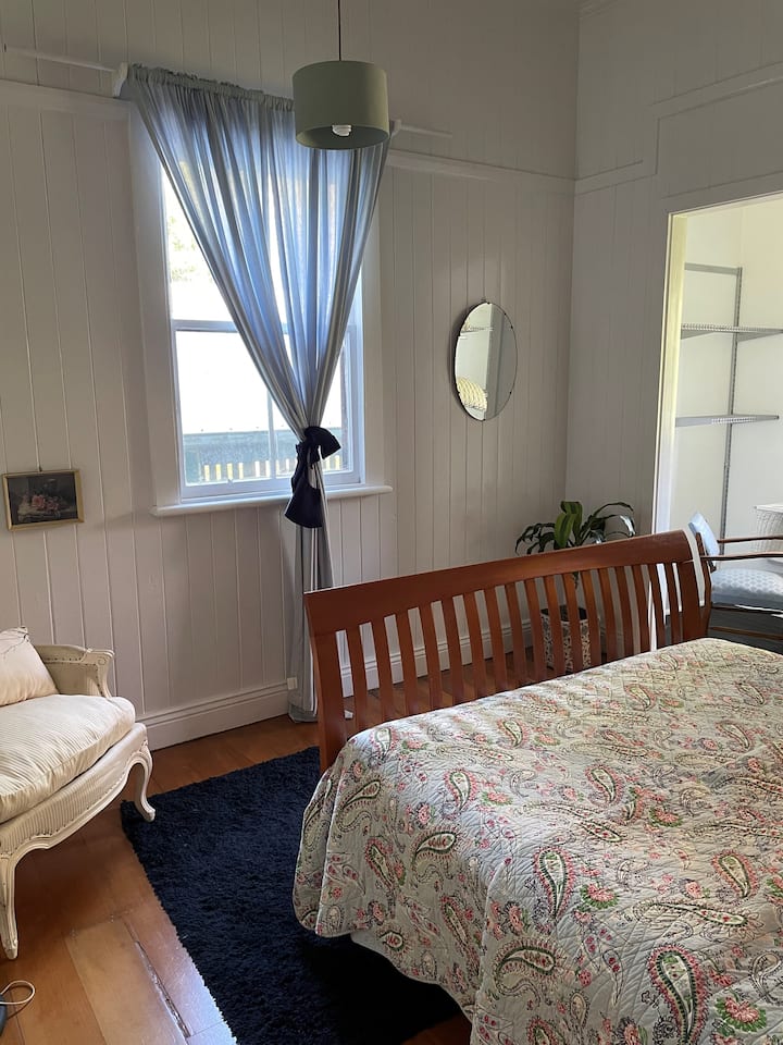 втора спална соба со мал чардак, прошетка во наметка и биро