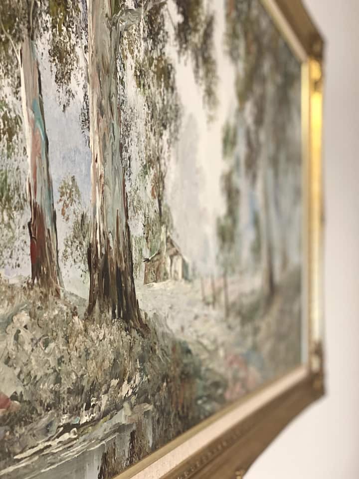 Impresionantes obras de arte adornan las habitaciones. Soy un idiota de una pintura al óleo australiana.