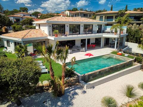 Beautiful Villa sea view 10 min walk to beach center