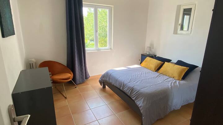 卧室2
张床140
大型储物柜：衣柜和梳妆台