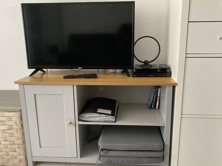 TV, antenna, Blu-ray/DVD player and 3 Blu-ray movies.
Elf with information on the use of the player and information on the surroundings. TV cabinet.