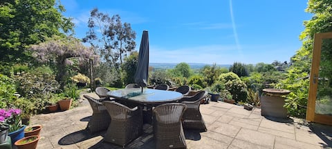 Top Airbnb: Stunning house, fenced garden, and outdoor dining! in Teignbridge