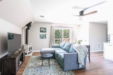 Sleeps 12: Apt & 3 rooms with common area and deck