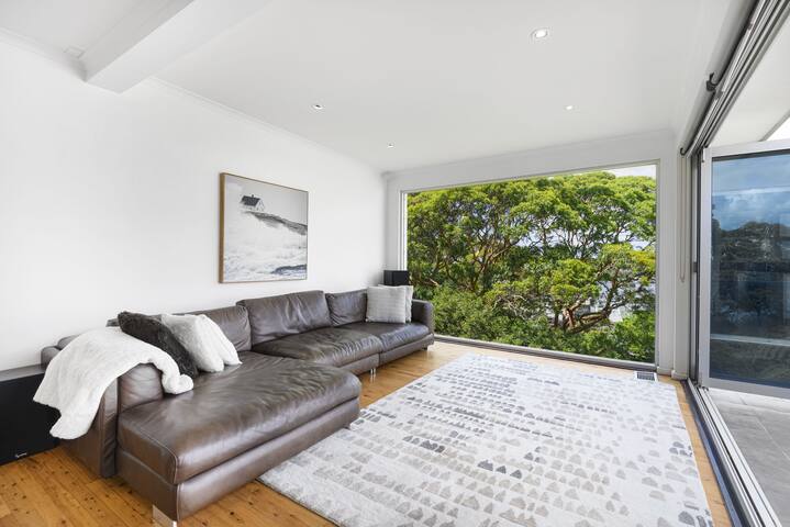 Substantial family home with harbour views gallery image 5