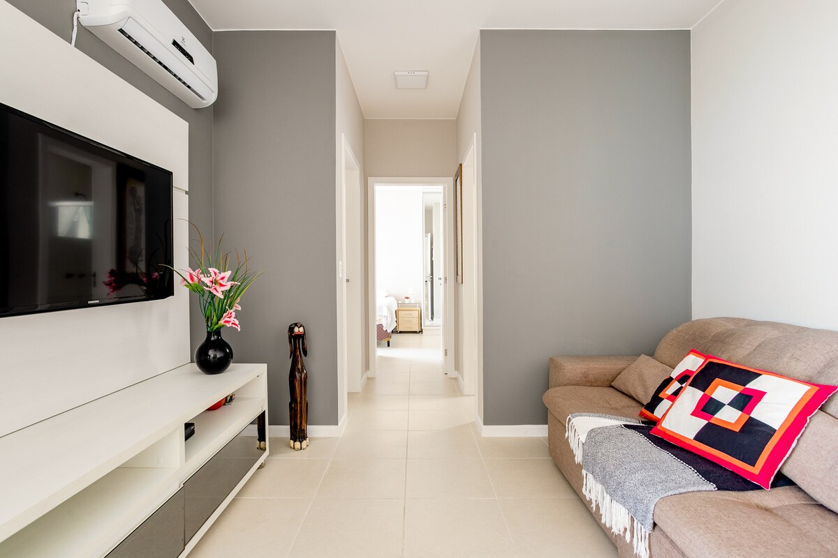 Sala con sofá cama, aire acondicionado, ventilador de techo y SmartTV con varias aplicaciones: Netflix, Amazon y YouTube. Además, la aplicación Vivo Play tiene canales en vivo como: CNN, Bandnews,  Discovery, Disney y Cartoon Network.