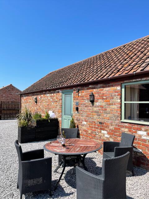 Country cottage - peaceful location, single storey