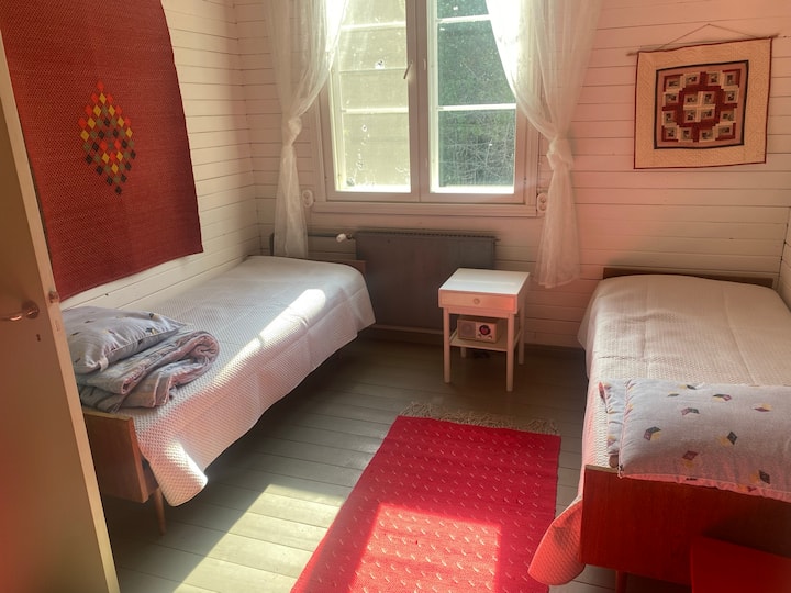 Small bedroom with 2 beds