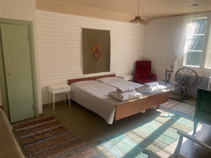 Large bedroom, 4 beds