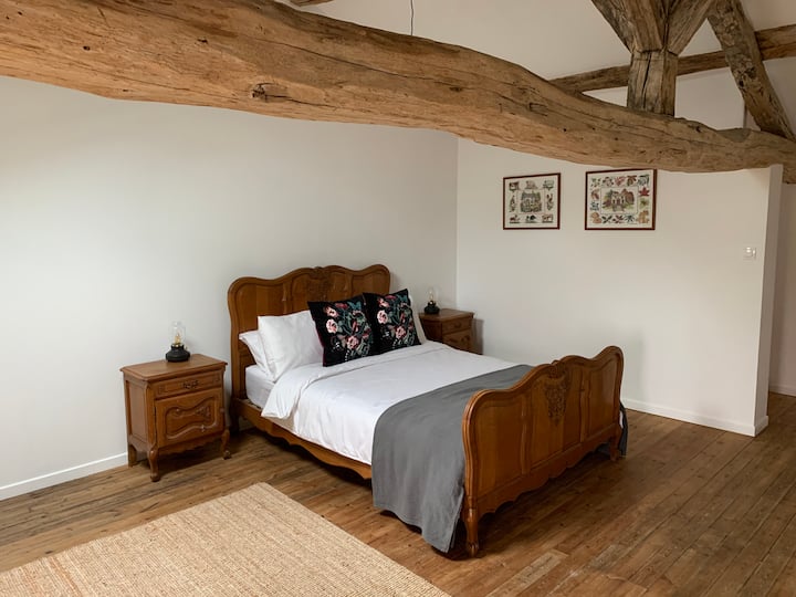 Двоен дрвен француски кревет со 100% постелнина од египетски памук