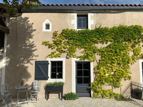 Cosy Tranquil Rural 1 Bed Gîte with pool, Sleeps 4