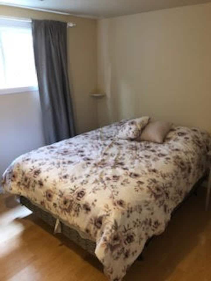 Primært soveværelse.  Har queensize-dobbeltseng, skab og vintage kommode.