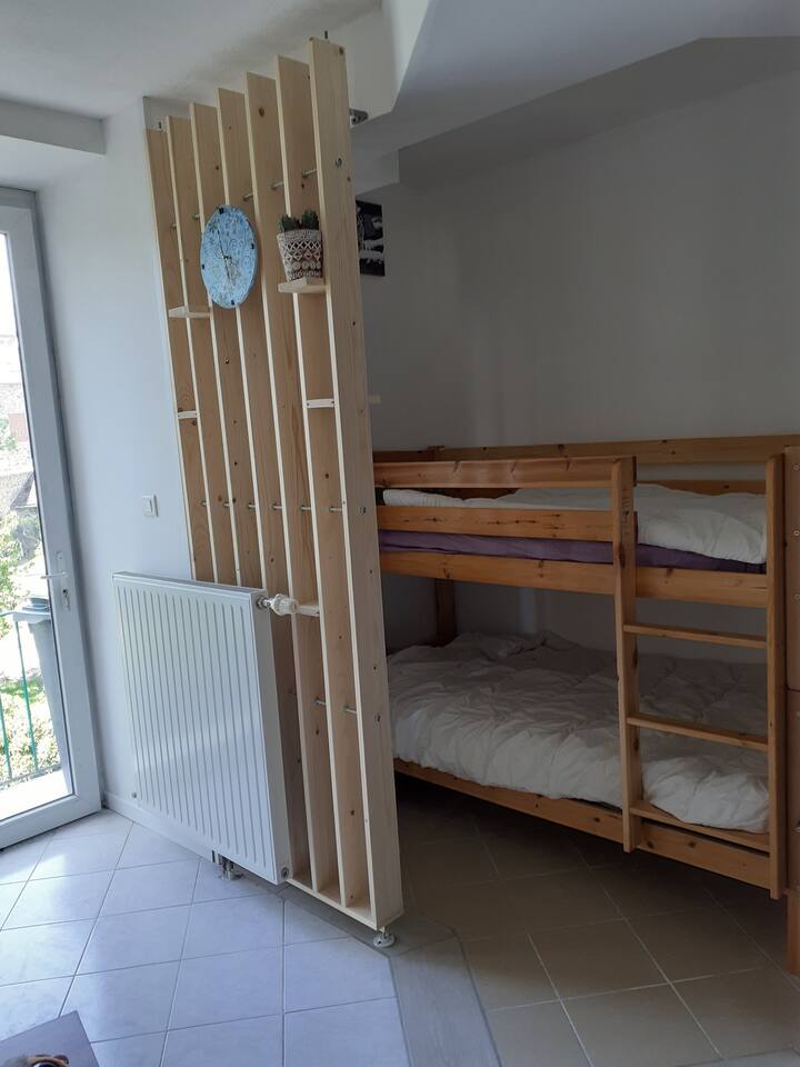 2 kreveta na kat s posteljinom