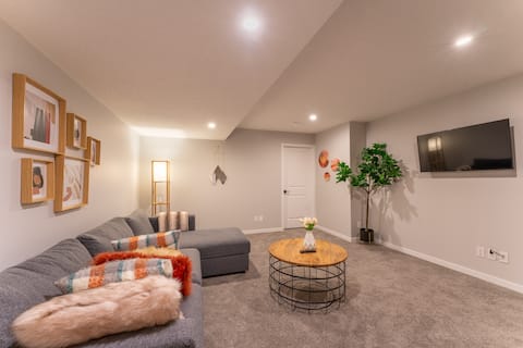 Stylish Private Basement Suite near South Health