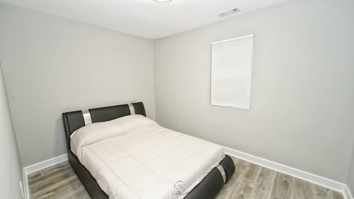 El segundo dormitorio con una cama completa.