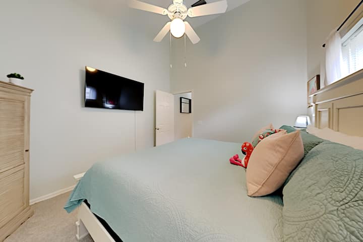 The “Flamingo Room” boasts a very comfortable 1 of 2 King sized beds with luxury linens and a walk-in closet complete with hamper, luggage rack and lots of hangers to make you feel at home. The second bathroom is just outside the door.
