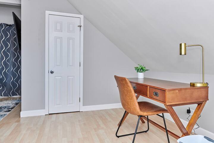 Lake View | Wrigley Designer House w/Patio gallery image 5