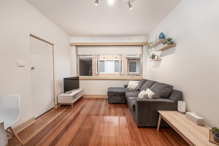 Bright & Comfy 2 Bedroom St Kilda East Apartment - Melbourne